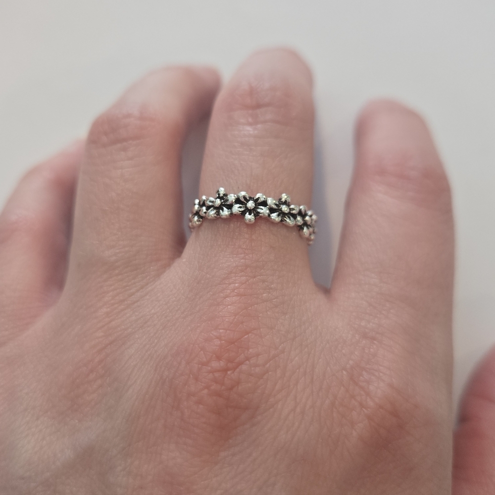 Womens Elegant Silver Tone Flower Women's Ring Nwot